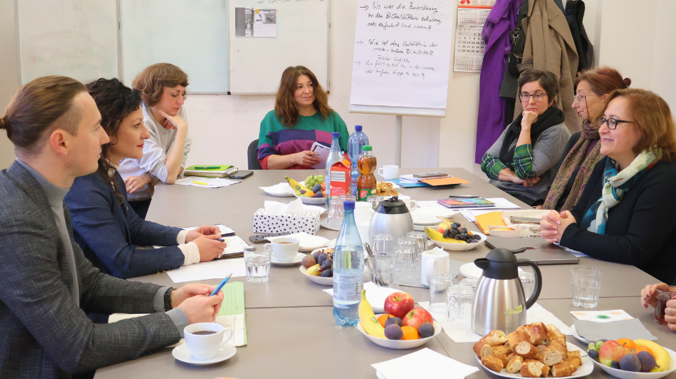 Familienzentrum Rengîn/20251020/Besuch von Senatorin Cansel Kiziltepe bei Yekmal e- V (3).png